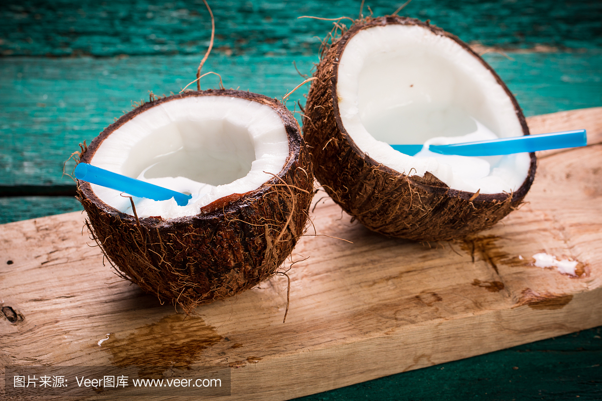 木桌上放著椰子。有機健康食品理念。美容和水療概念。